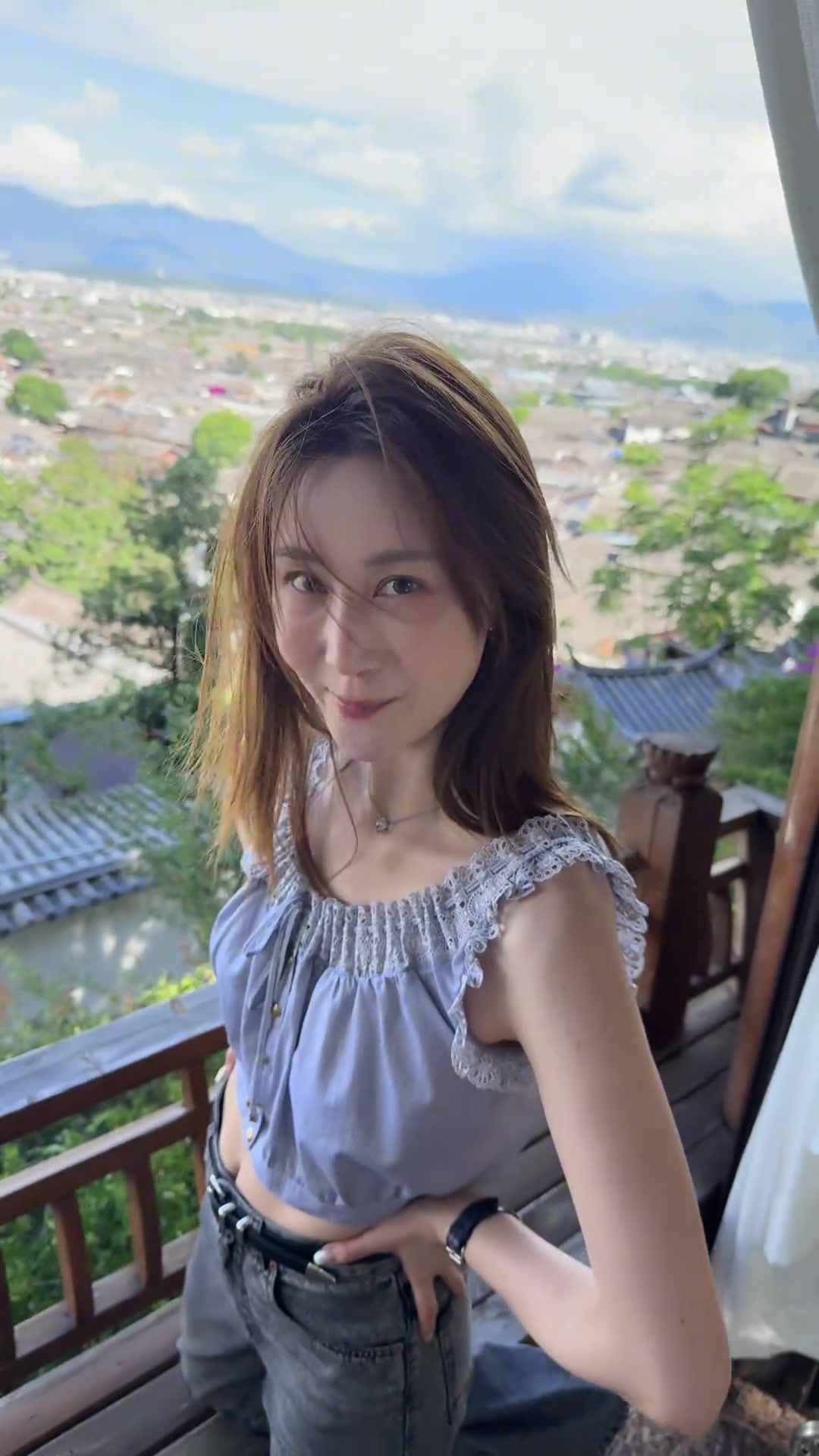 享受生活!周鹏更新社媒与妻子旅游:丽江 大风吹